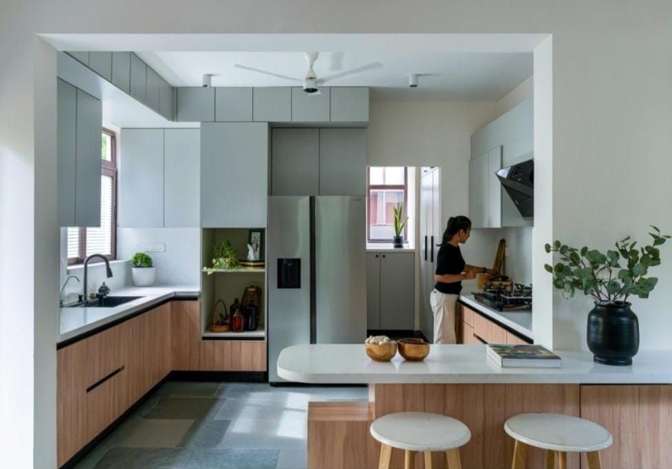 Kitchen with breakfast counter